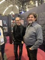 Diaz canales et guarnido devant les panneaux du 25e anniversaire avec l escola joso