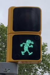Feu de signalisation permanant en hommage en 2023 a ibanez mortadelo