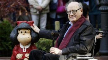 Quino avec la statue de mafalda a oviedo asturias