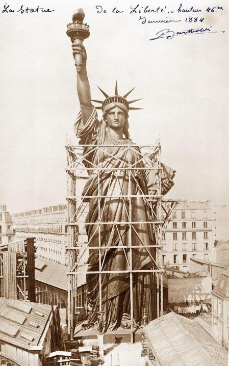 Statue de la liberte en construction